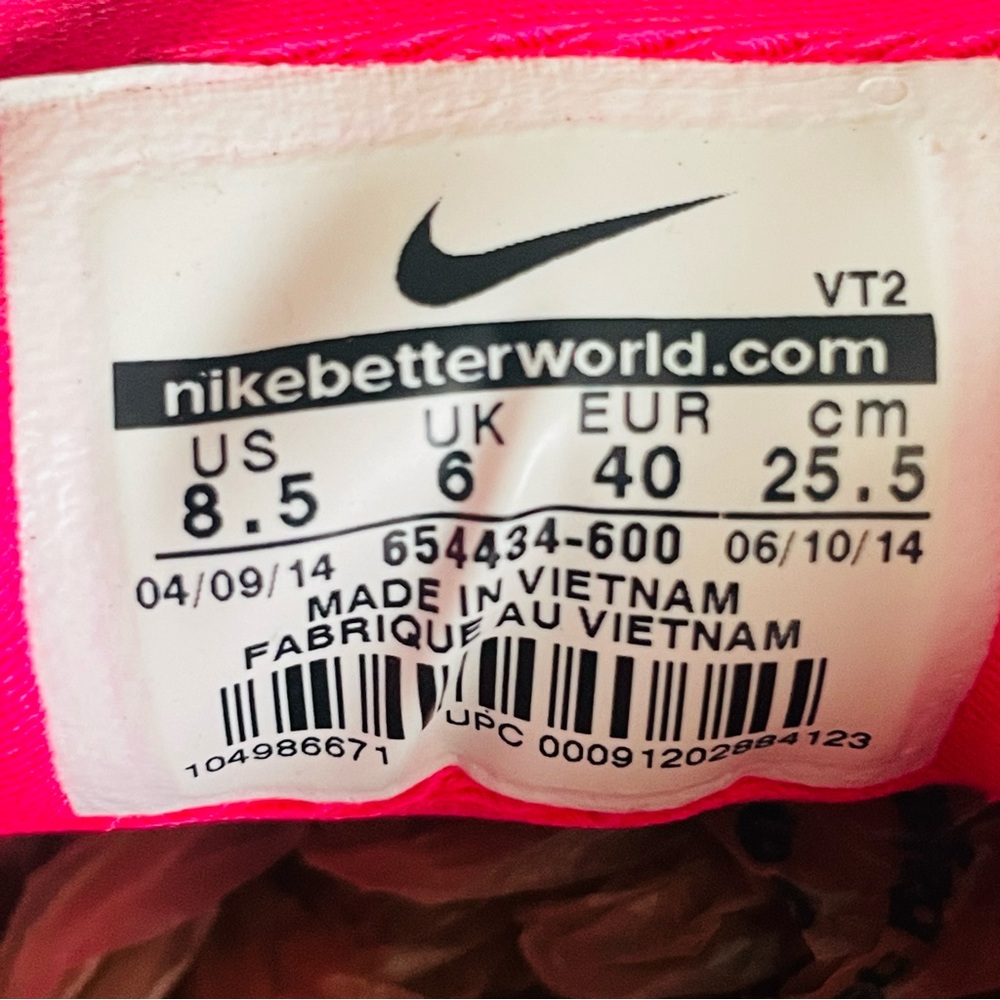 Nike Pink and Black Athletic Shoes Modern Design - Picture 11 of 11